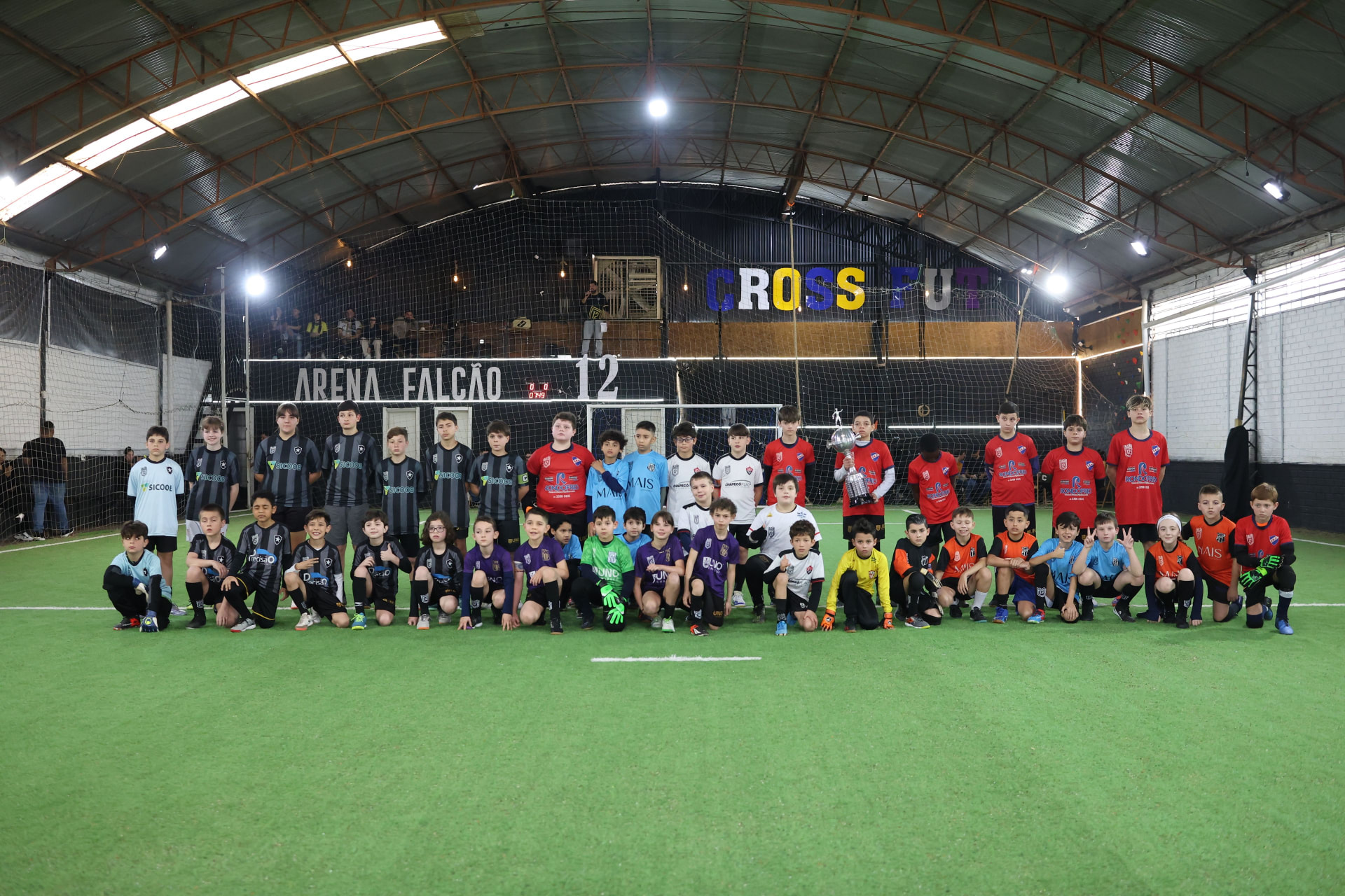 Equipes reunidas na Arena Falcão 12 durante uma copa exclusiva