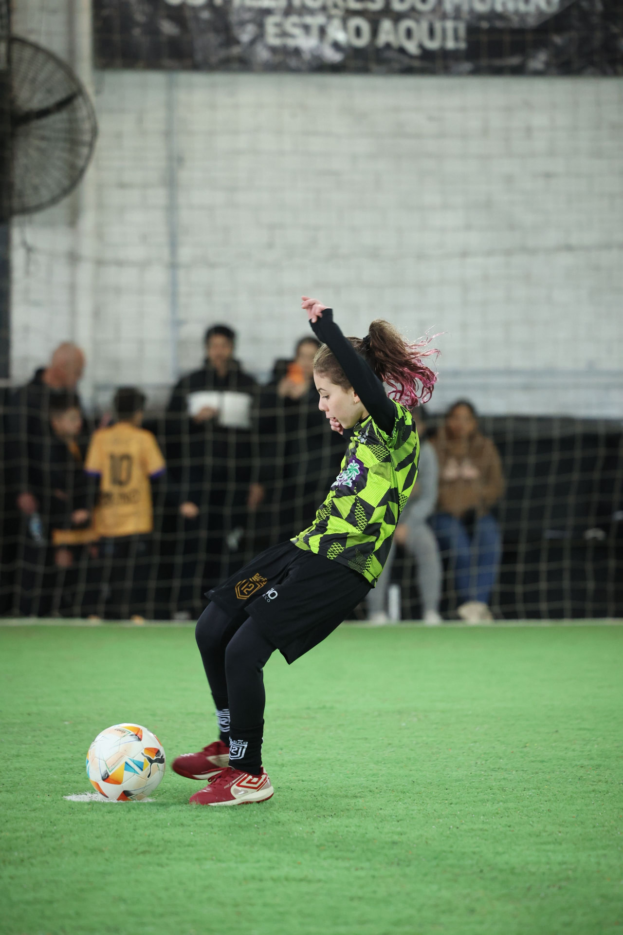 Atleta do futebol feminino do CT Falcão 12 finalizando