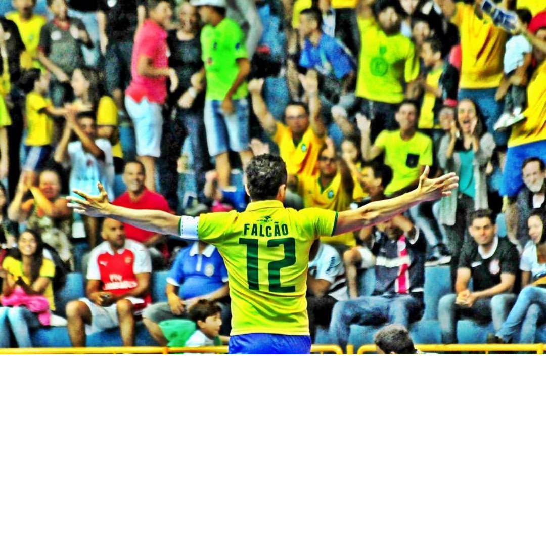 Falcão 12 com os braços abertos para a torcida em jogo da seleção brasileira