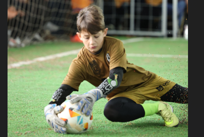 Goleiro do CT Falcão 12 defendendo a bola